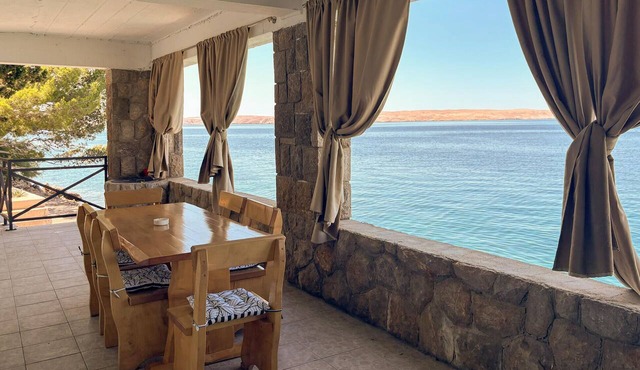 Nice home in Karlobag with WiFi