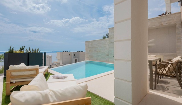 Nice home in Makarska with heated swimming pool in Makarska