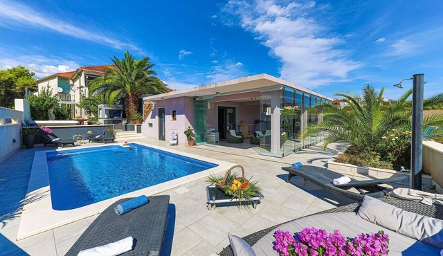 Nice home in Okrug Donji
