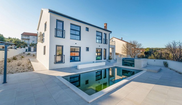 Nice home in Pridraga