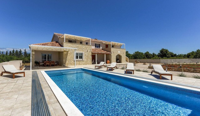 Nice home in Zaton - Nin
