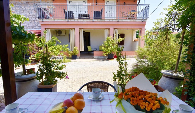 Nice place to stay in Đuba-Umag, near the sea, quiet, air-conditioned