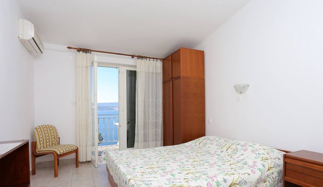 One bedroom apartment with balcony and sea view Lokva Rogoznica, Omiš (A-18211-d)