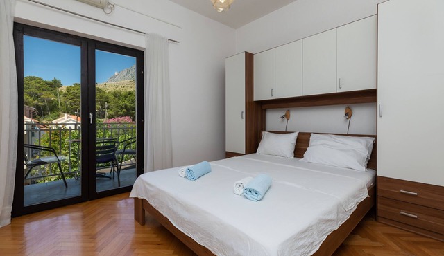 One bedroom apartment with balcony and sea view Lokva Rogoznica, Omiš (A-2973-d)