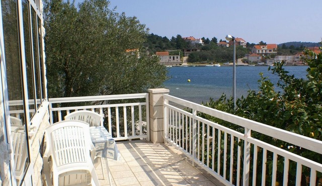 One bedroom apartment near beach Lumbarda, Korčula (A-4401-b)