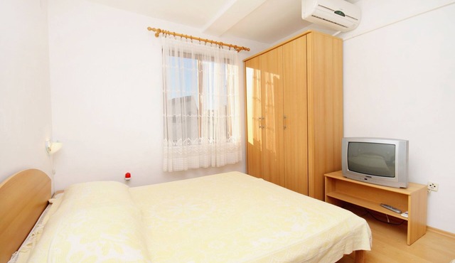 One bedroom apartment near beach Vinišće, Trogir (A-5982-b) in Vinišce