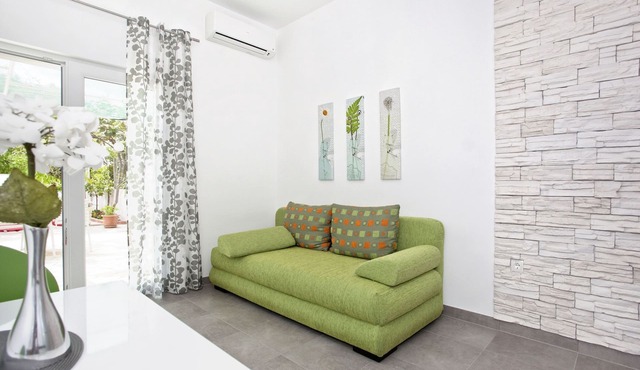 One bedroom apartment near beach Duće (Omiš) (A-10304-c)
