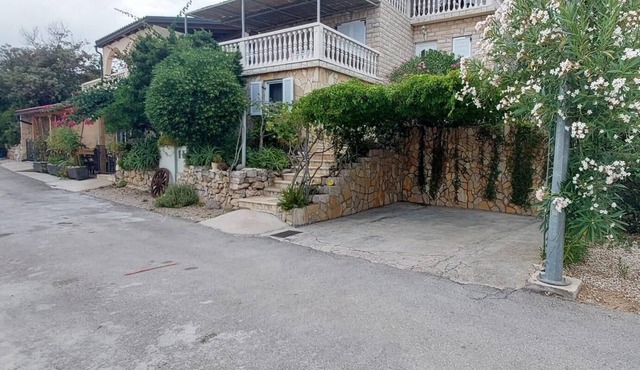One bedroom apartment near beach Milna, Vis (A-8917-c)