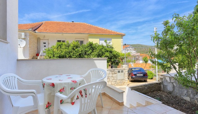 One bedroom apartment with terrace and sea view Vinišće, Trogir (A-11029-c) in Vinišće