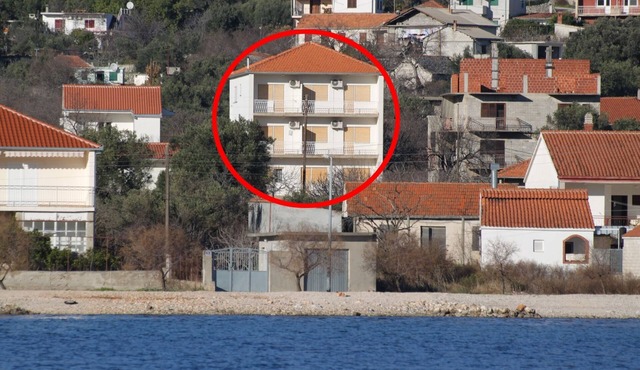One bedroom apartment with balcony and sea view Vinišće, Trogir (A-1165-d) in Vinišce