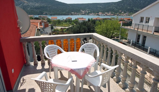 One bedroom apartment with terrace and sea view Vinišće, Trogir (A-4886-d)