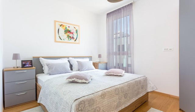 One bedroom apartment with balcony and sea view Split (A-21368-a)