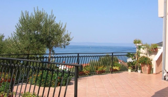 One bedroom apartment with balcony and sea view Supetarska Draga - Gornja, Rab (A-13645-a)