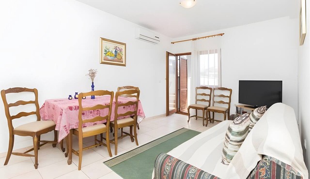 One-Bedroom Apartment with Sea View, WiFi, and Air Conditioning in Tkon
