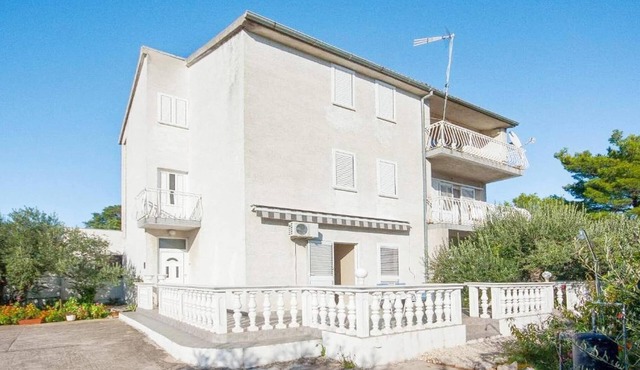 One-bedroom apartment near beach in Šibenik-Brodarica