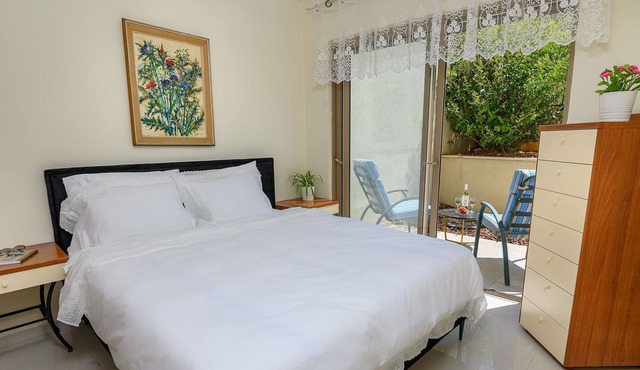 Our Little Strawberry 🍓 Charming Condo in RP in Rosh Pinna