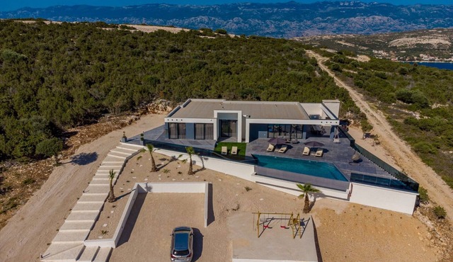 Pet-friendly hub by the sea