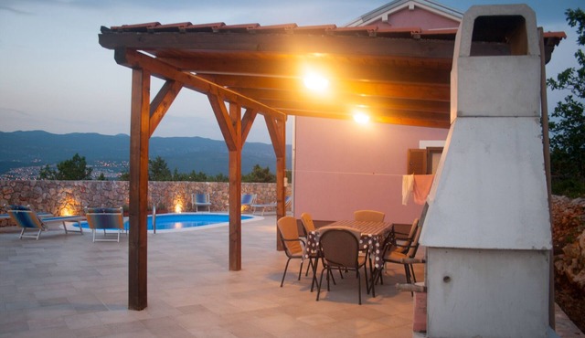 Pet friendly villa with private pool, 300 meters from beach in peacefull area in Šilo