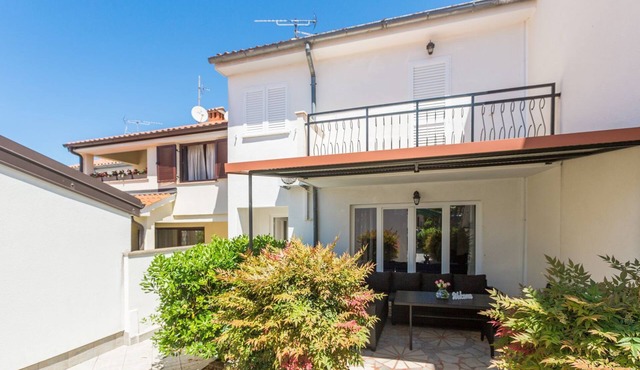 Picturesque, dog-friendly holiday home just 400 metres from the beach with BBQ, cot