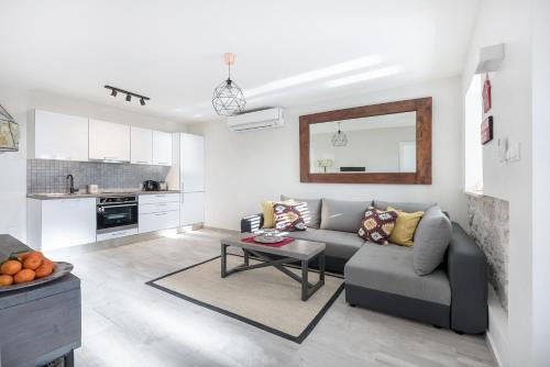 Polly Apartments with swimming pool in Babino Polje