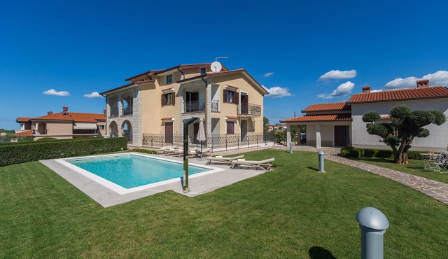 Pool, sun loungers, well-kept garden,family-friendly, barbecue, garden furniture