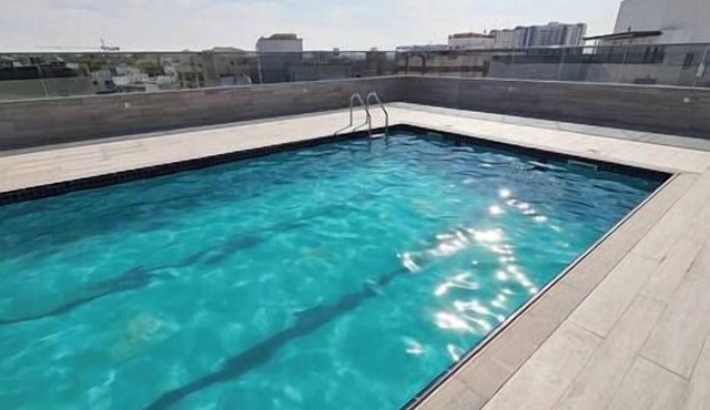 Poolside Apt 15 Min to Airport & Downtown Dubai in Dubai
