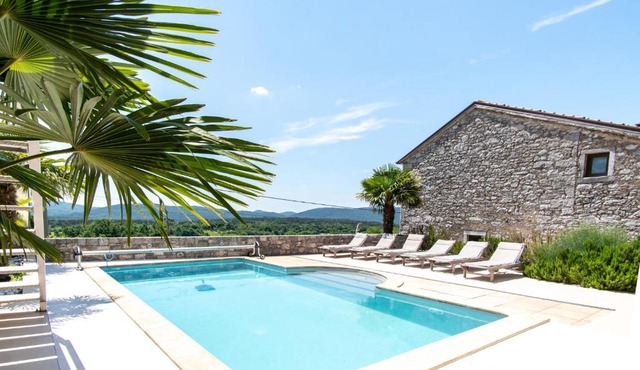 Private Apartment HerMes arT on the Karst Shared Pool & Parking in Sežana