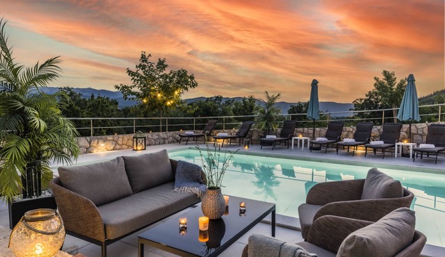 Private Imotski Villa for 12 | Heated Pool & Games Room in Imotski