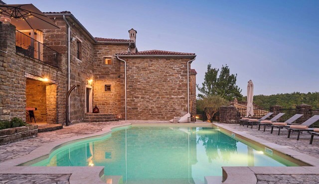 Private Villa with WIFI, private pool, A/C, hot tub, TV, terrace, pets allowed, panoramic view