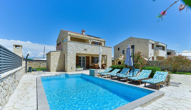 Privlaka Villa with Heated Pool in Privlaka