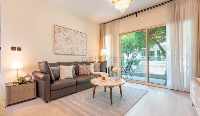 Quiet 2BR Haven Steps from The Greens Lakes and Emirates Golf Club, Al Dhafrah 2, The Greens by Deluxe Holiday Homes in Dubai
