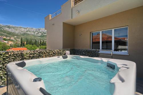 Relax Escape Jacuzzi Access Near Split