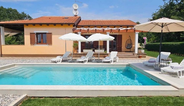 Relaxing Istrian Home with Pool, Garden, Barbecue – Family & Pet-Friendly
