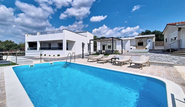 Ria with heated pool by Interhome