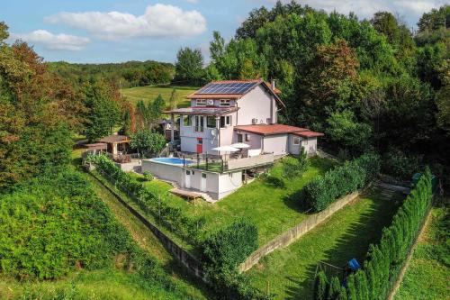 Riverside House with Pool and Hot Tub - Happy Rentals in Karlovac