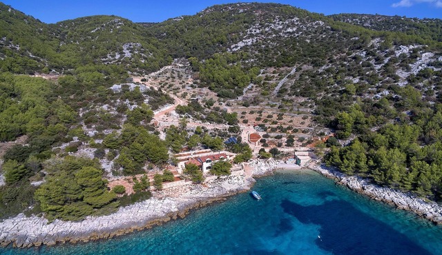 Robinson house with hot tub by the sea Cove Golubinka, Hvar (K-14344) in Zastražišće