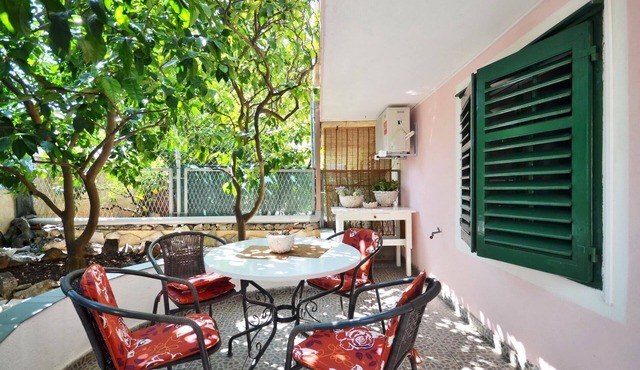 Romantic green garden, two bedrooms, grill, parking, 250 m to the pebble beach