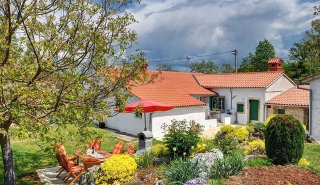 Romantische Villa mit weitläufigem Garten by Interhome