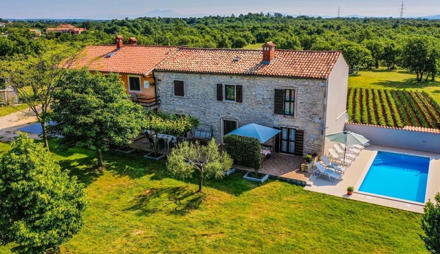 Schönes Haus mit großer grüner Umgebung, Pool by Interhome