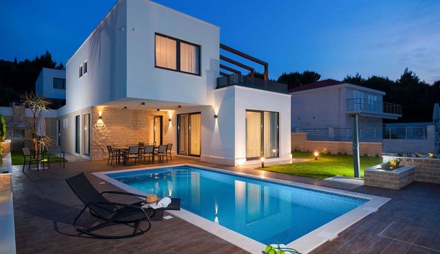 Seaview Ciovo Villa | Villa Trogir Deluxe Dva | 6 Beautiful Bedrooms