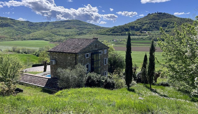 Secluded large Villa, Pool 4x8m, home Cinema, 25 min. from Beach. EV charging