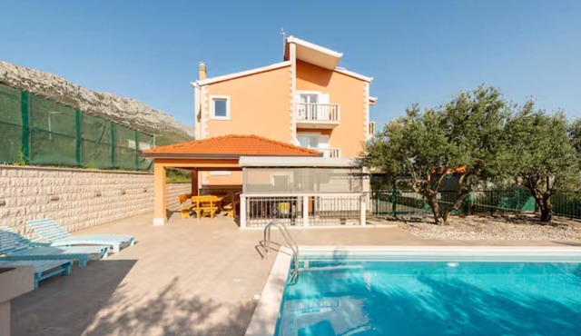 Six Bedroom Villa with Outdoor Pool, Sauna and Hot-Tub in Kastel Sucurac