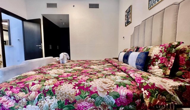 Sleep 5 1-bedroom apartment in amazing with private parking Pool & gym in Dubai