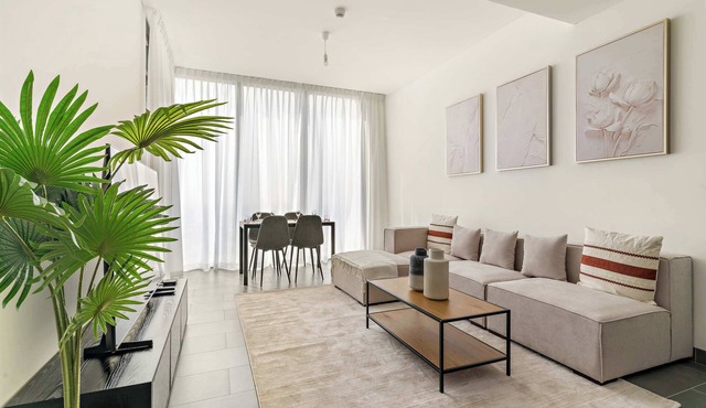 Spacious 2BR in The Crest with pool and gym in Dubai