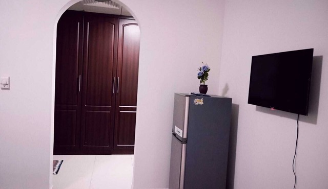 Spacious 5-bedroom apartment in lovely Abu Dhabi with AC, WiFi in Abu Dhabi