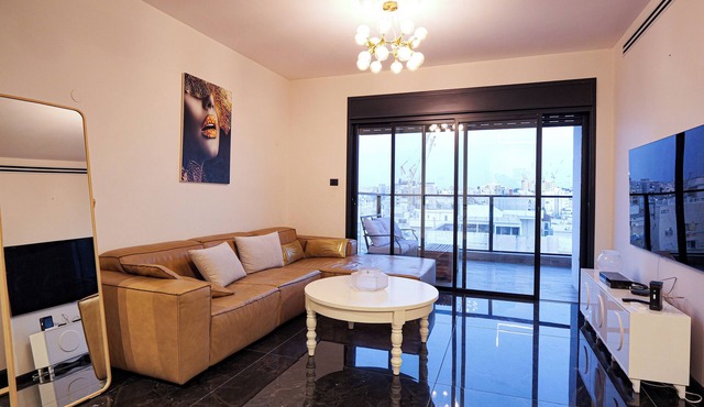 Spacious 5-Room Apartment Near the Sea – Bat Yam in Bat Yam