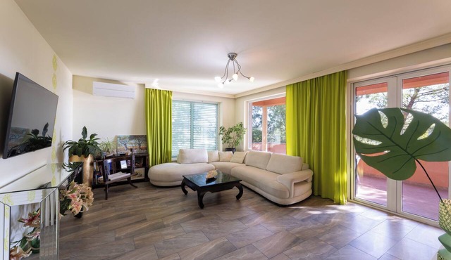 Spacious 9-bedroom house with pool and cinema in Kaštel Novi