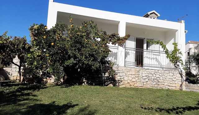 Spacious apartment w. balcony, big garden & grill in Podglavica