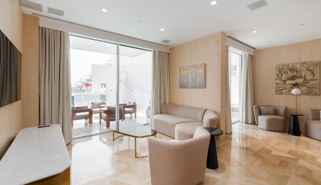 Spacious Beachside 2BR+M at FIVE Palm Jumeirah in Dubai