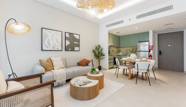 Steps from the Park, Mall and The Green Planet, Minutes to Metro in Dubai